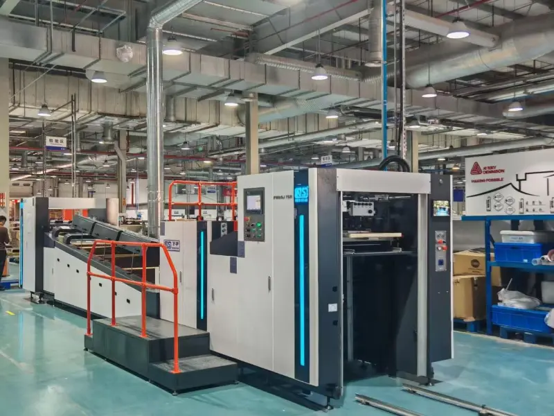 A nova máquina Star FHSGJ-760 Full Automatic de alta velocidade Full/spot Vernish Machine foi entregue ao cliente indonésio.